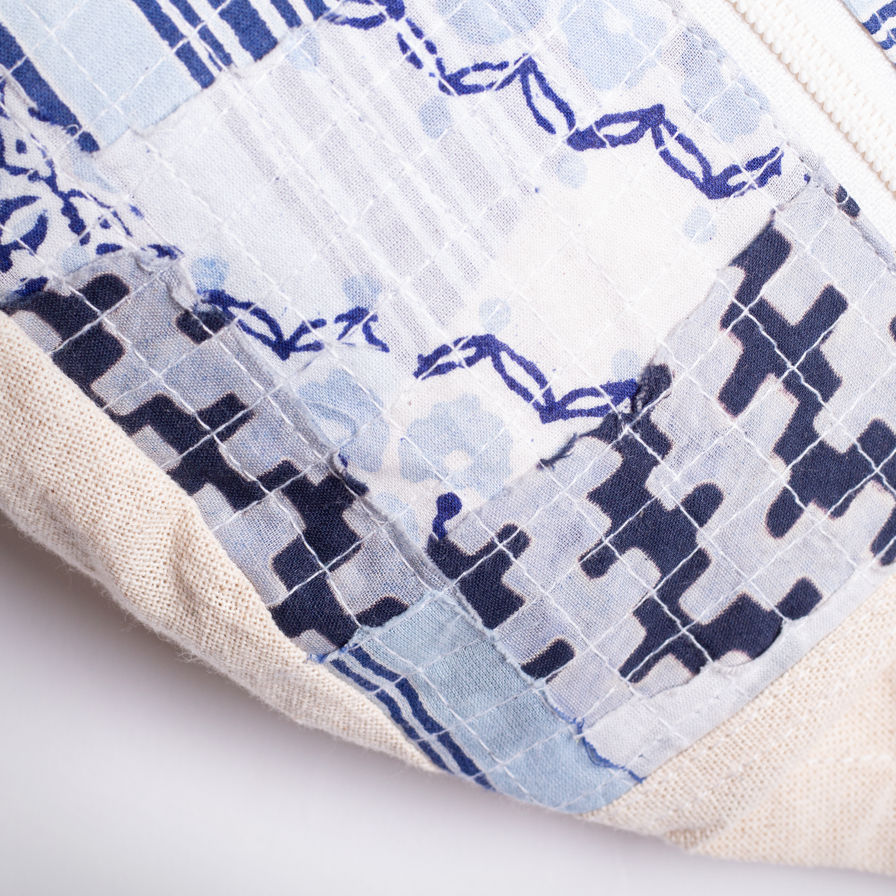 Seams Unbranded Pouch